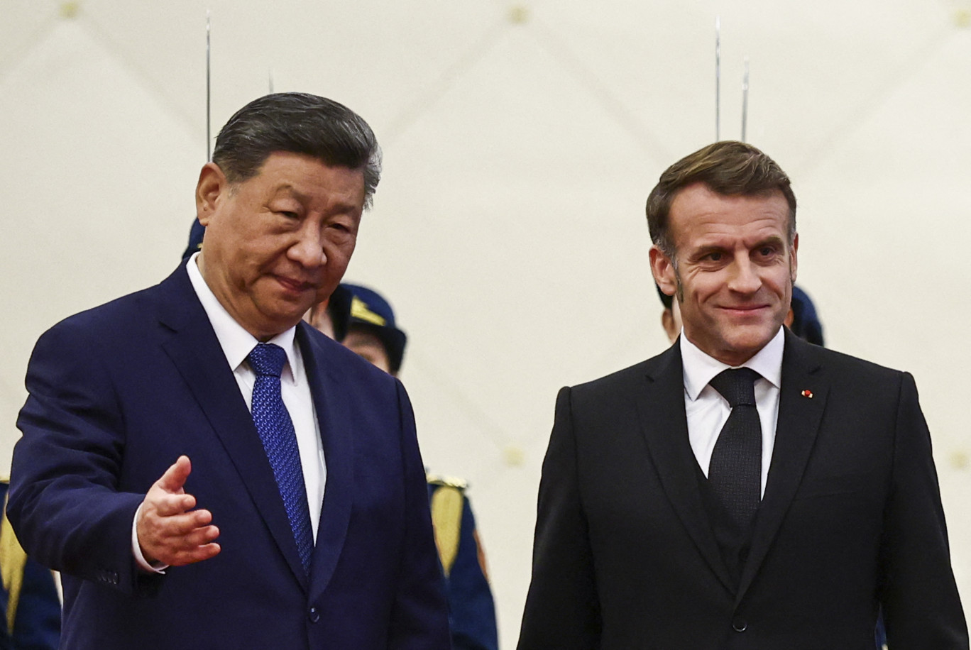 Le président chinois Xi Jinping et Emmanuel Macron à Pékin le 4 décembre 2025. © Sarah Meyssonnier