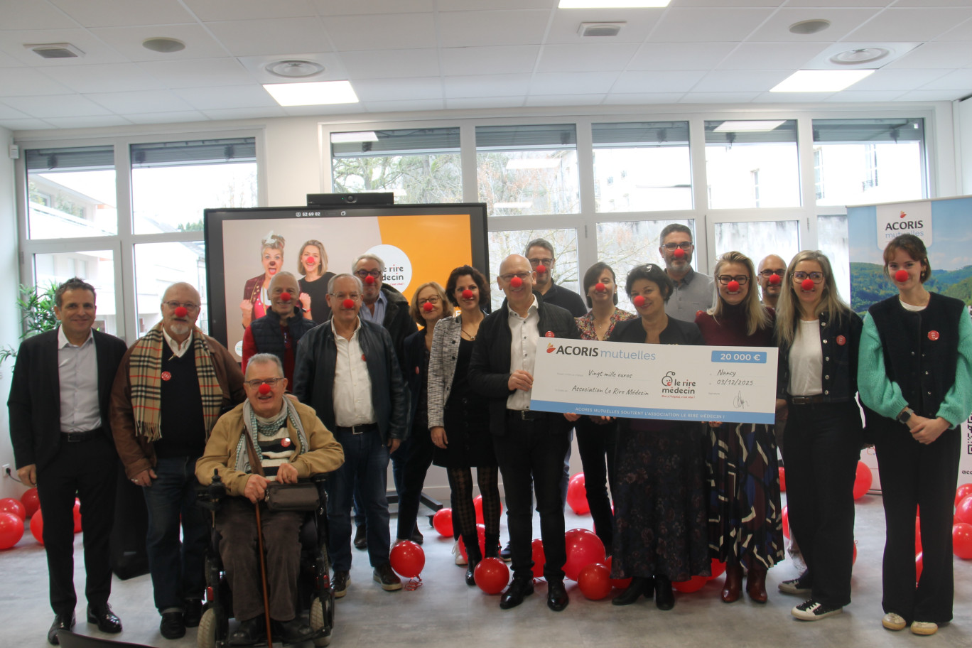 © Emmanuel Varrier. Acoris Mutuelles a remis un chèque de 20 000 euros, le 3 décembre à Nancy, à l’association Le Rire Médecin. 