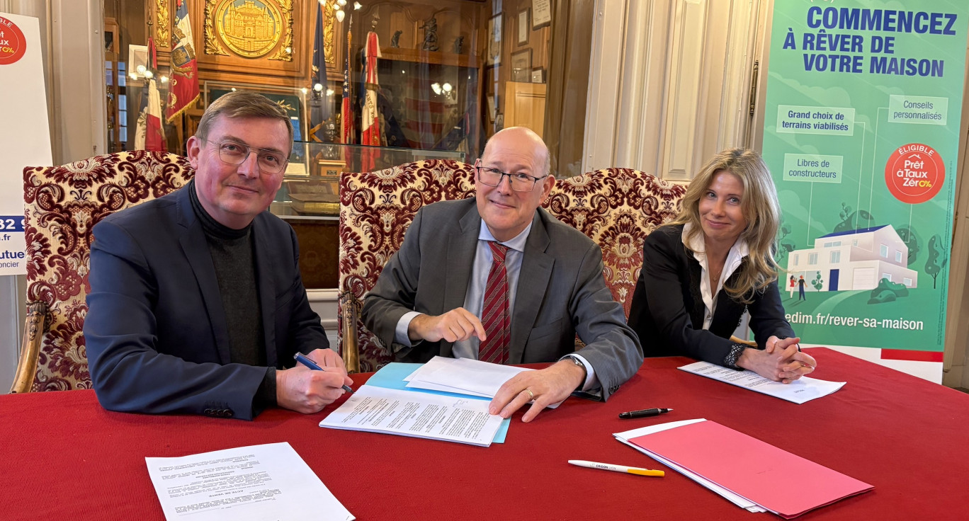 © Alexandra Marquet. Acte de vente signé entre Samuel Hazard, le maire de Verdun et Jessica Schmidt, directrice régionale du Crédit Mutuel Aménagement foncier en présence de Maître Schott .