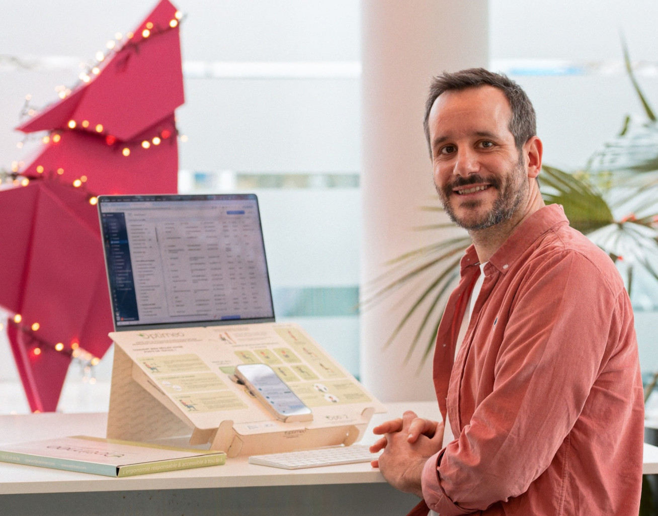 © Benjamin Prost- À l’origine de l’aventure, Stanislas Daubigny, véritable Géo Trouvetou, conçoit des produits écoresponsables en carton.