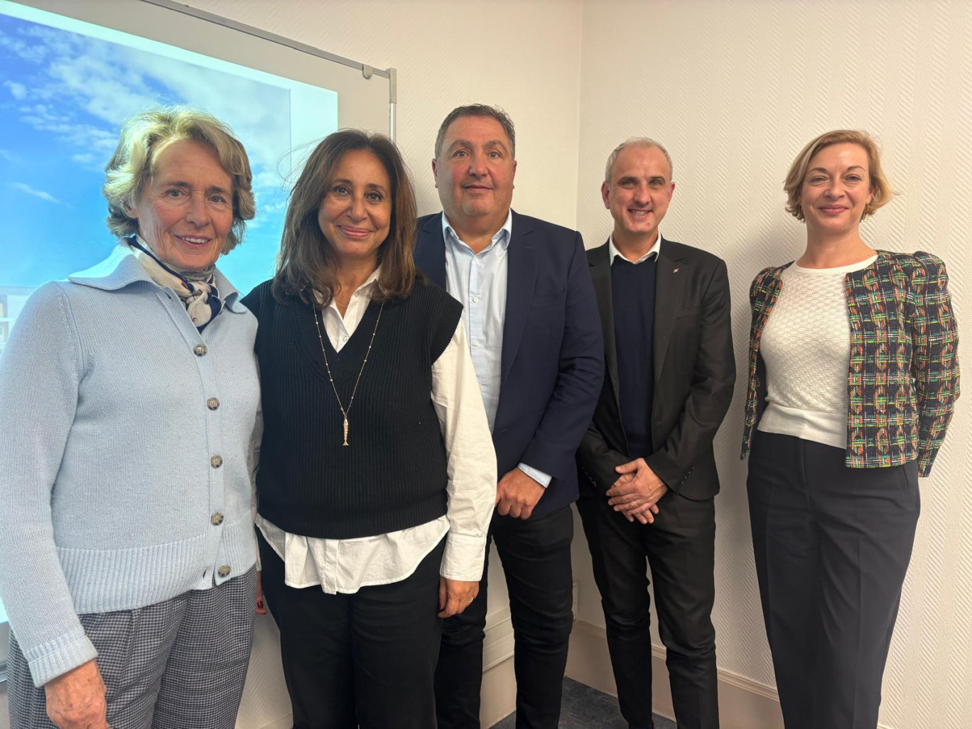 (de g. à dr) Caroline Cayeux, présidente du Beauvaisis, Nathalie et Gabriel Aiach, fondateurs d'Evoluderm, Loïc Barbaras, vice-président du Beauvaisis et Laure Custodero, directrice du marketing d'Evoluderm. 