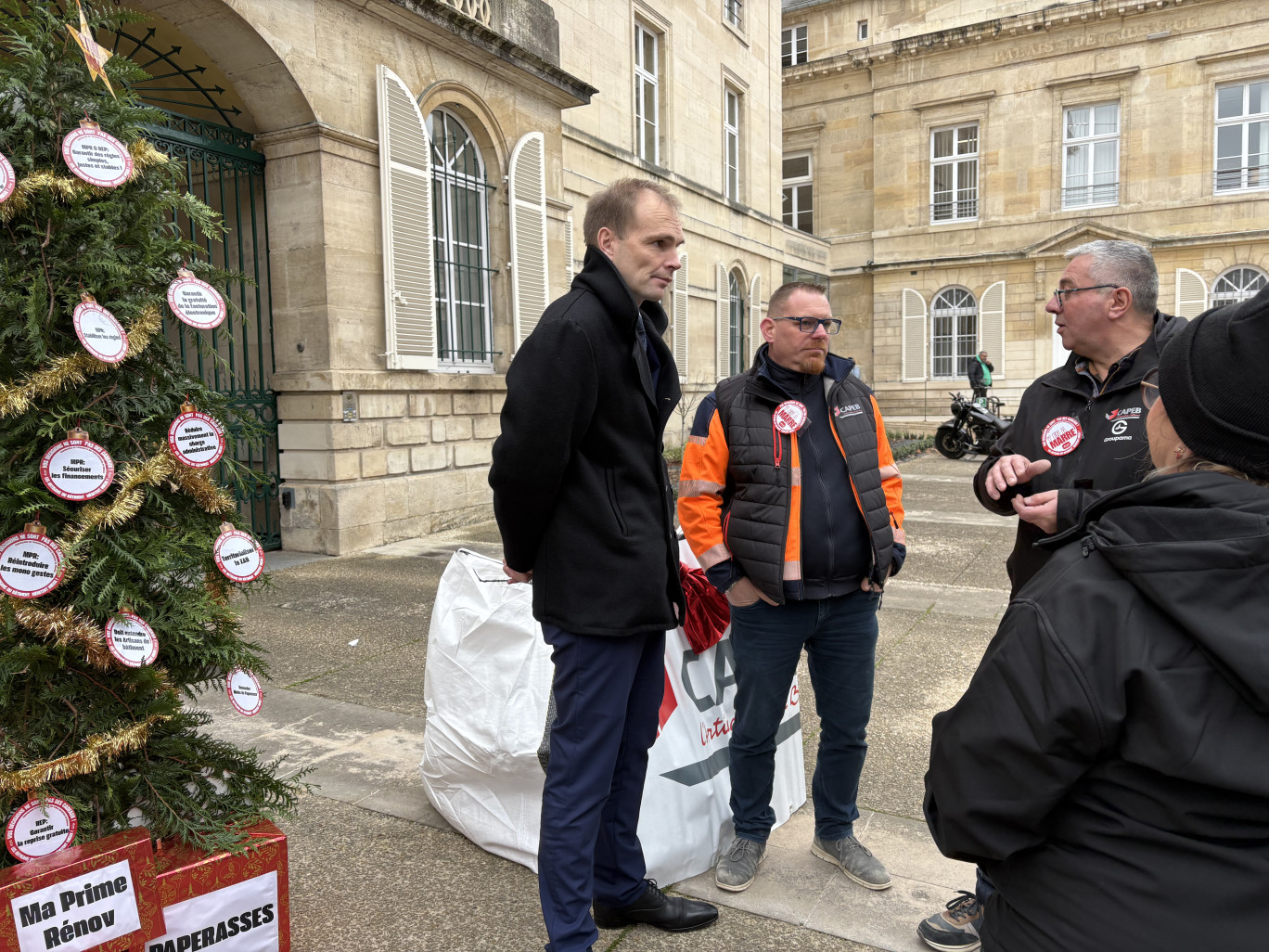 © Alexandra Marquet. Le sous-préfet Éric Le Roux est allé à la rencontre des artisans, devant les locaux de la préfecture de la Meuse, à Bar-le-Duc.