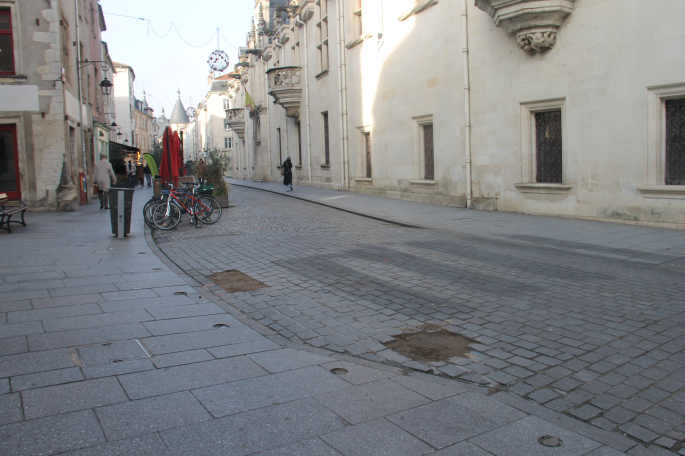 © Emmanuel Varrier. Dans le cadre des travaux de rénovation du Musée Lorrain à Nancy, des capteurs piézomètres viennent d’être posés à cinq mètres dans le sous-sol de la Grande Rue. 