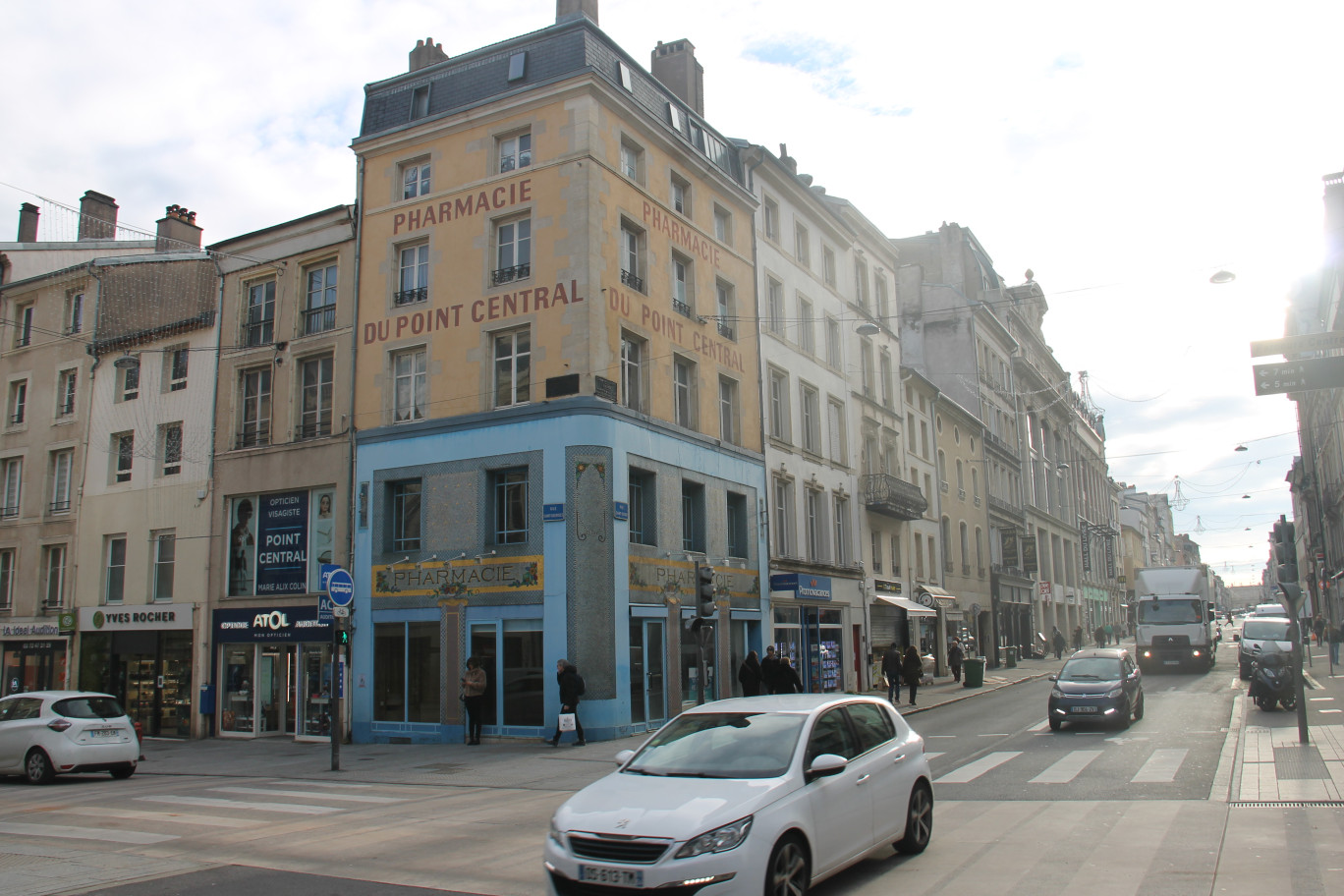 La rue Saint-Dizier de Nancy, sans voiture d’ici 2030 ! C’est ce qui se profile depuis l’annonce faite par Mathieu Klein, le maire de Nancy et président de la Métropole du Grand Nancy, la semaine dernière à l’occasion de la présentation du futur plan de circulation de la cité ducale envisagé dans les prochaines années. L’artère sera entièrement dédiée aux bus et aux vélos histoire d’offrir un site propre à la future ligne 2 du réseau Stan reliant Laneuveville, Jarville, Nancy et Laxou. À l’instar de sa grande sœur rue Saint-Jean qui accueille la ligne 1. Les quatre roues motrices devront alors emprunter la rue des Quatre églises qui sera reconfigurée en double sens de circulation. Ces transformations annoncées devraient débuter au second semestre 2026.
