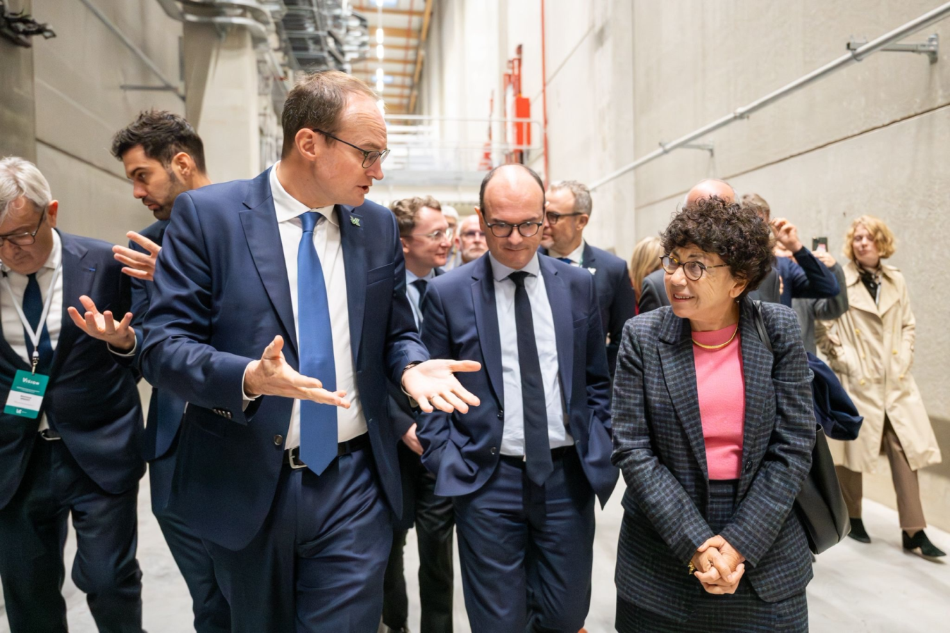 Benoît Lemaignant, président et cofondateur de la start-up Verkor, en compagnie des ministres Sébastien Martin et Monique Barbut lors de l'inauguration de la gigafactory de batteries le 11 décembre 2025 à Bourbourg.  