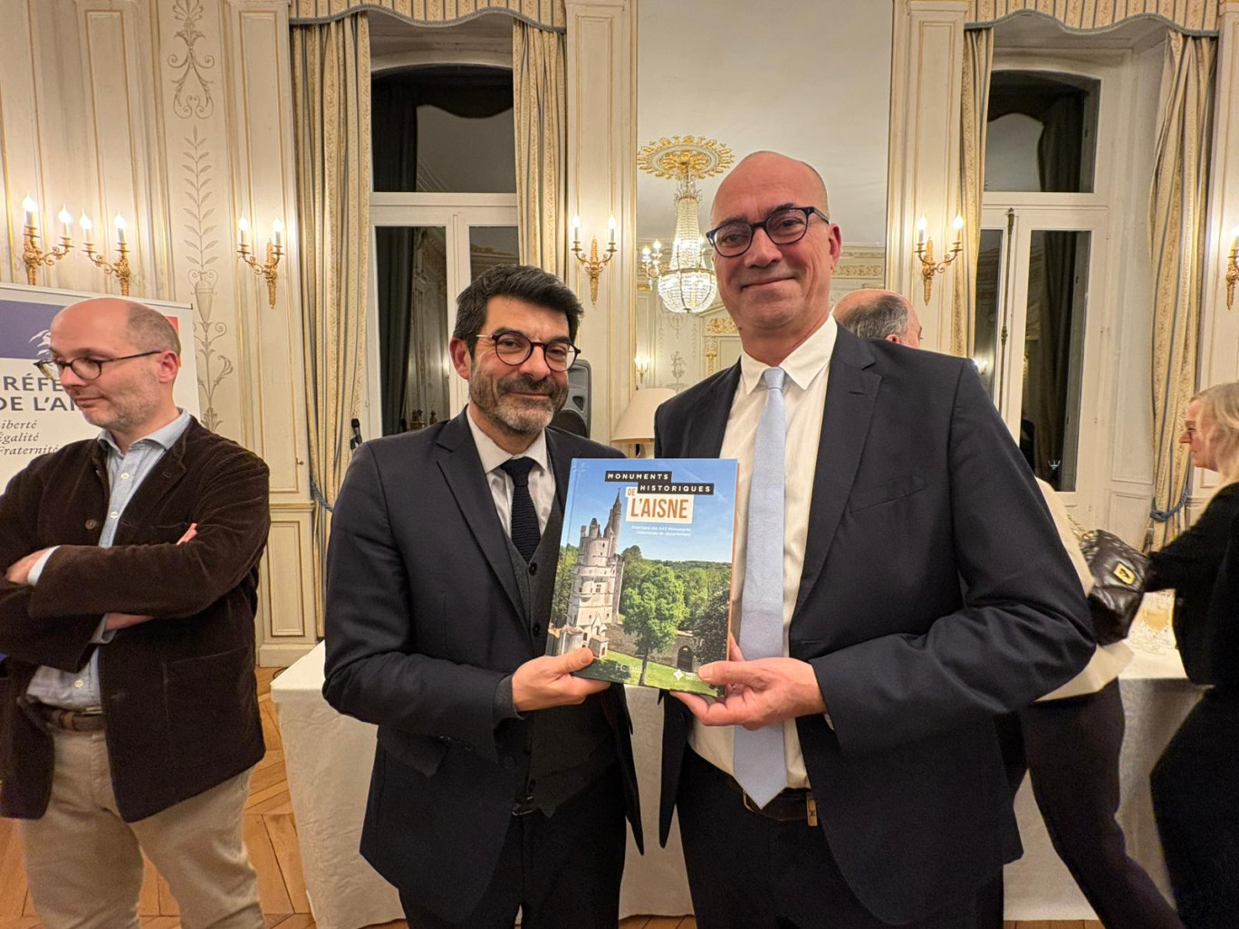 Hilaire Multon, directeur de la Drac Hauts-de-France et Hervé Chopin, directeur des éditions Hervé Chopin présentent le livre.