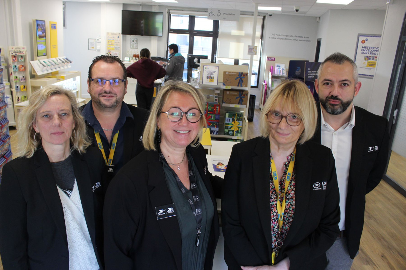 Une partie de l'équipe de La Poste Amiens Rollin accueille la clientèle dans sa nouvelle Poste.