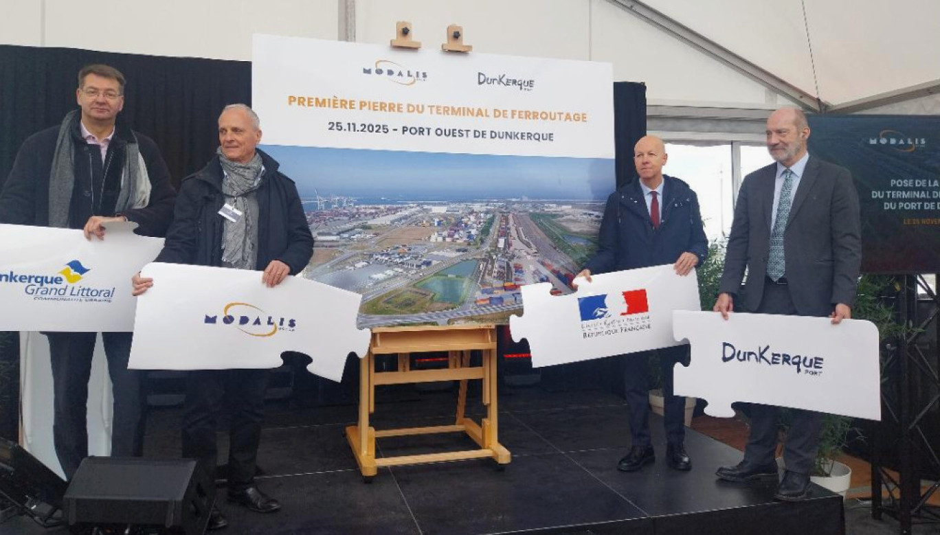 Patrice Vergriete, président de la CUD, Bernard Meï, président de Modalis, Frédéric Loiseau, sous-préfet de Dunkerque et Maurice Georges, président de Dunkerque Port ont symboliquement posé la première pierre du terminal ferroutage le 25 novembre dernier.