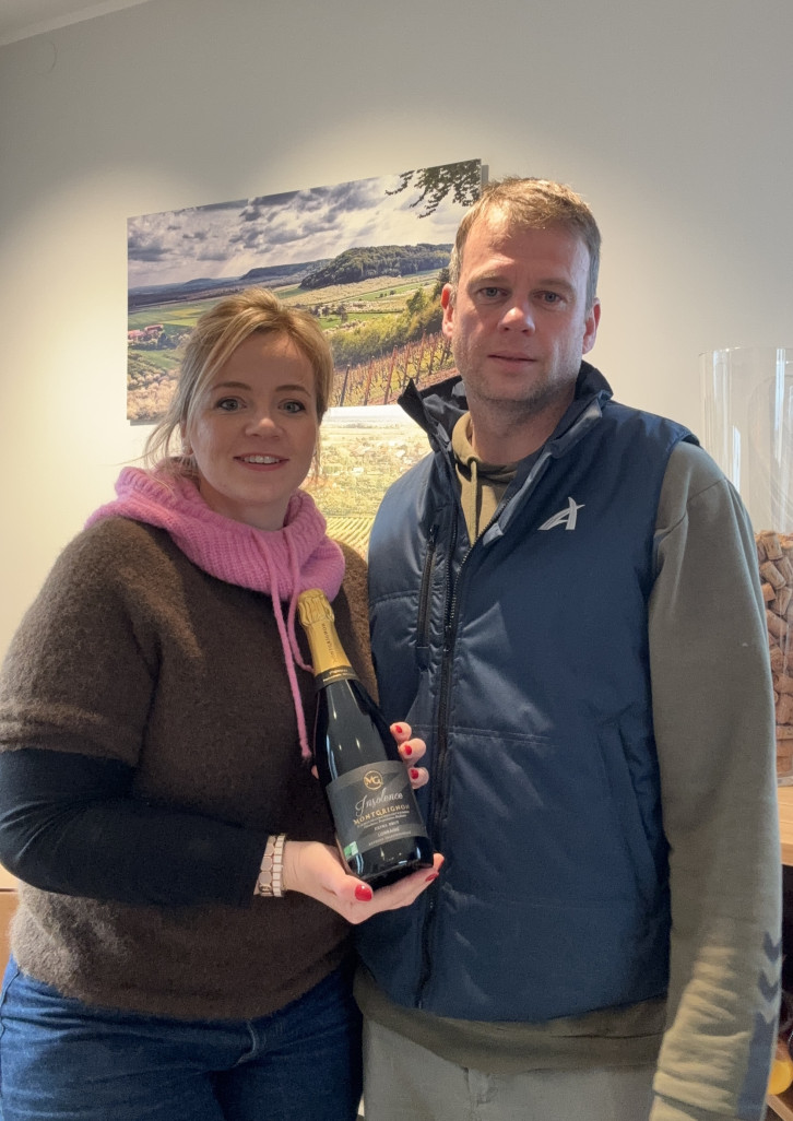 © Domaine de Montgrignon. Valérie et Renaud Pierson avec leur cuvée Insolence primée