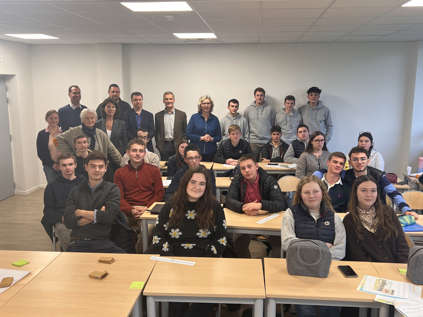 Toute la classe volontaire pour relever le défi du Meth'Agri Camp, avec au centre Didier Cousin, directeur territorial Hauts-de-France chez GRDF.