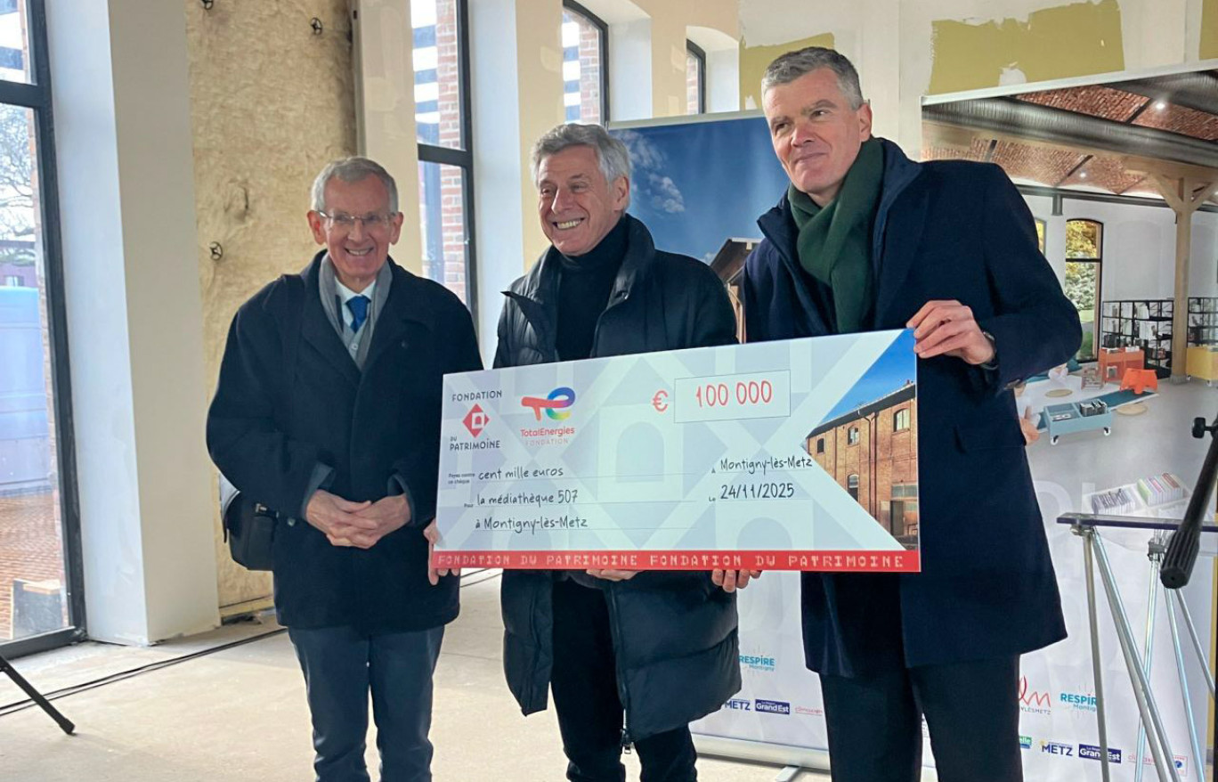 © Ville de Montigny-lès-Metz. Cérémonie de remise du chèque en présence de Jean-Luc Bohl, maire de Montigny-lès-Metz, de Gilles Pouret, Directeur régional Grand Est de TotalEnergies, et de Philippe Hoch, délégué départemental de la Fondation du Patrimoine.