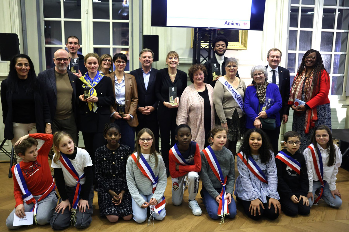 Les lauréats mis à l'honneur par les élus de la ville, les enfants des classes citoyennes, mais aussi Danielle Fontaine, Super-Mamie Amiens. © Amiens Métropole – Christopher Léger