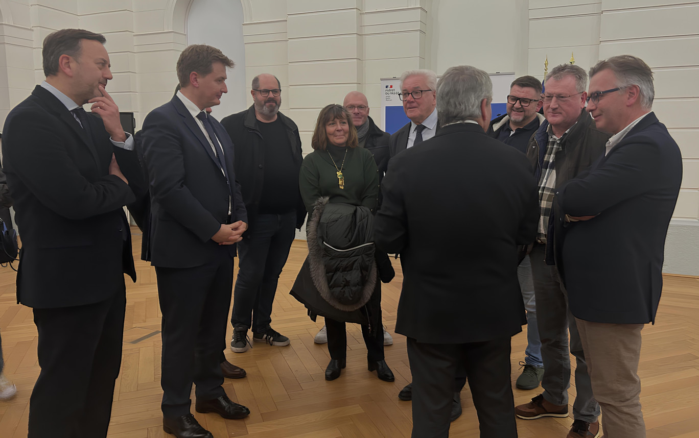 Élus et représentants syndicaux, unis au sortir de la réunion organisée après l’annonce du redressement judiciaire de l'entreprise Arc France. © Aletheia Press / L. Péron Vranesic
