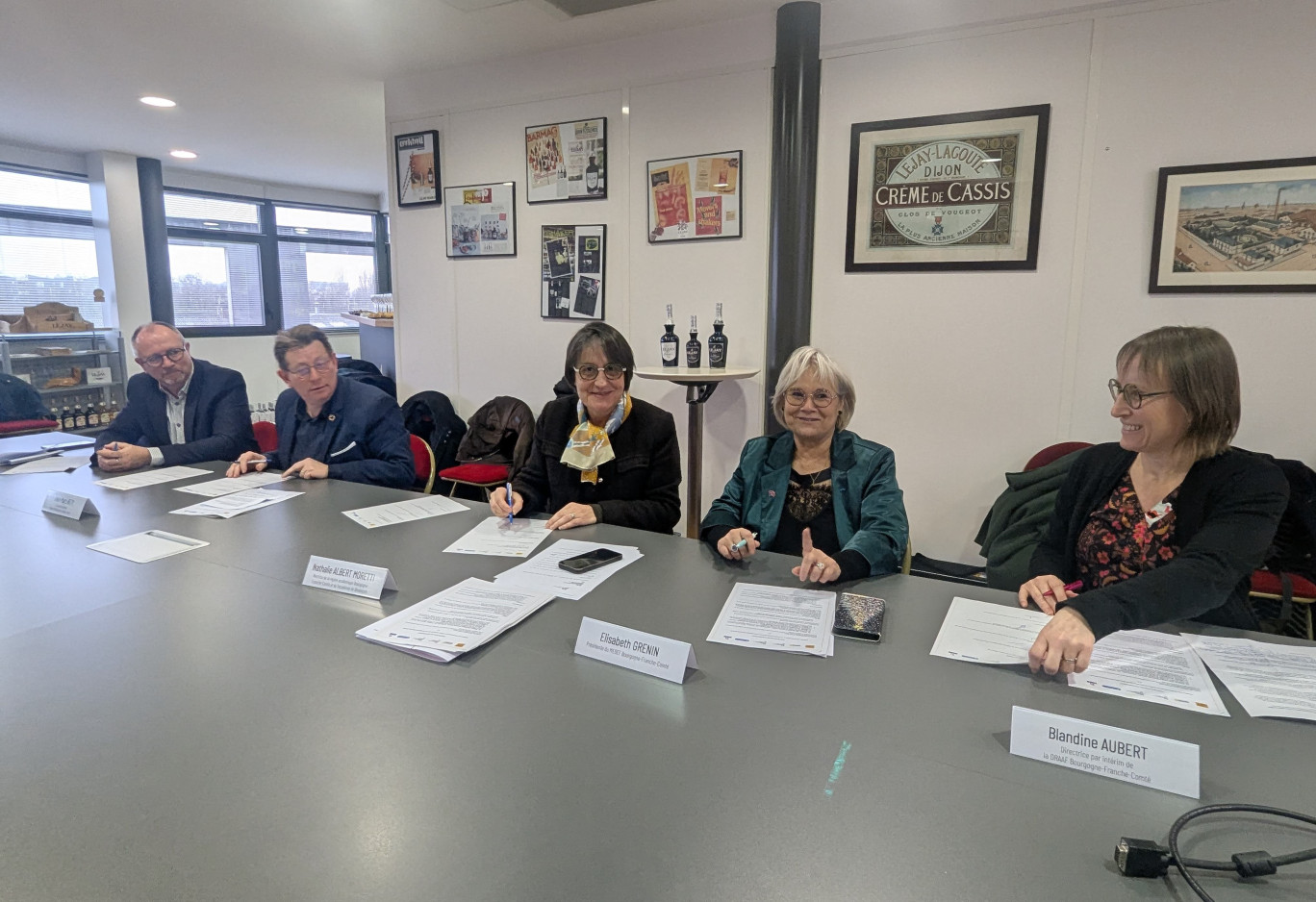 (de g. à dr.) Thierry Buatois, président de la CCI régionale, Jean-Marc Rety, conseiller régional, Nathalie Albert-Moretti, rectrice de la région académique, Elisabeth Grenin, présidente du Medef Bourgogne Franche-Comté, Blandine Aubert, directrice régionale adjointe de la Draaf ont signé une convention pour faciliter l’accès au stage. © Aletheia Press / Nadège Hubert