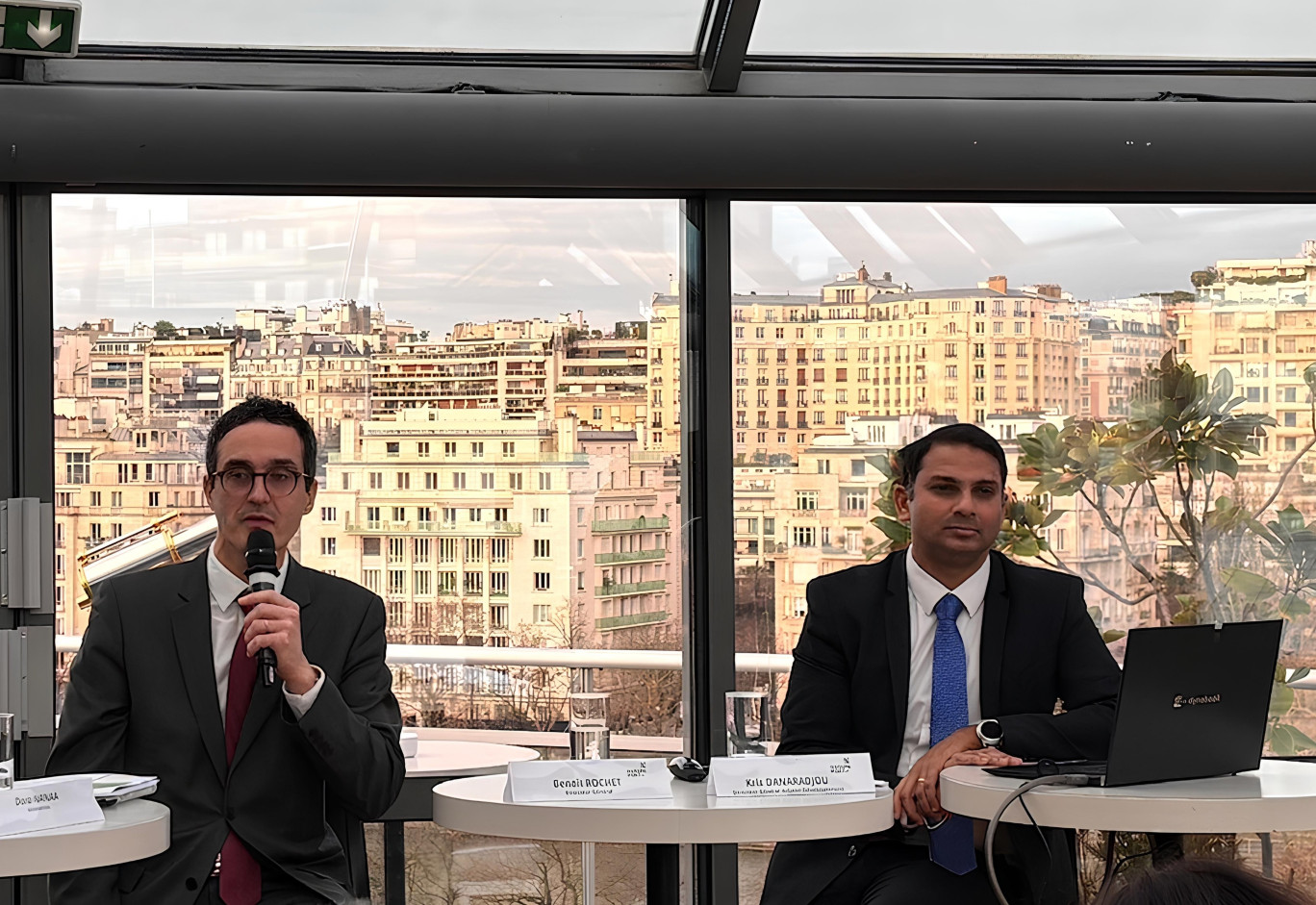 Benoît Rochet, directeur général de Haropa Port (à gauche), et Kris Danaradjou, directeur général adjoint au développement, lors de la présentation du bilan 2025 à Paris. 
