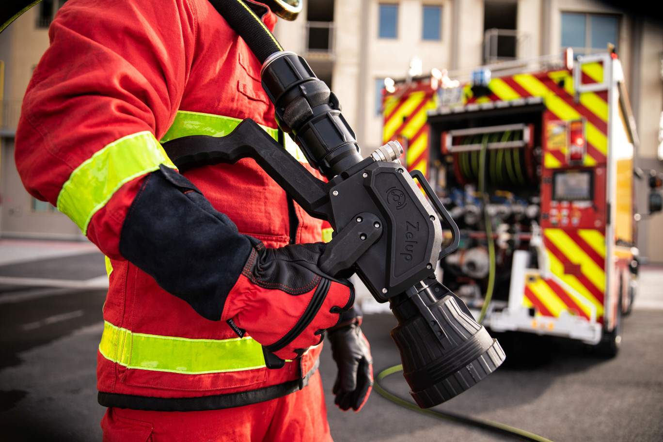 Les matériels (ici la nouvelle lance à incendie diphasique) sont assemblés et testés à Octeville-sur-Mer. © Leader Group