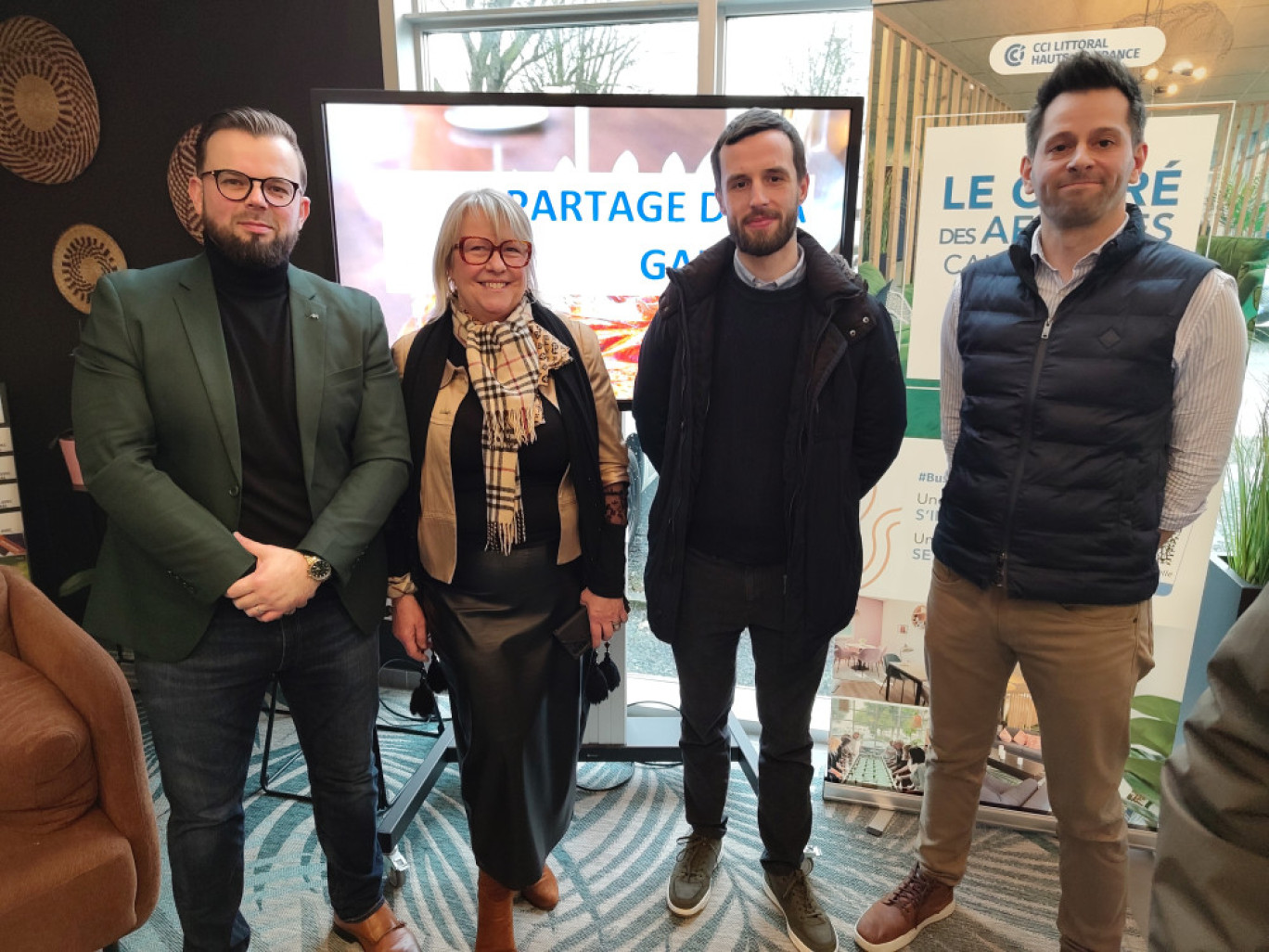 Quatre entrepreneurs ont rejoint le Carré des affaires depuis la fin de l’année dernière : l’agent Axa Bastien Vanroose (tout à gauche), la styliste Patricia Lefebvre, le vendeur de jouets déstockés Pierre Wantroba et le webmestre Damien Klein. © Aletheia Press / Arnaud Stoerkler
