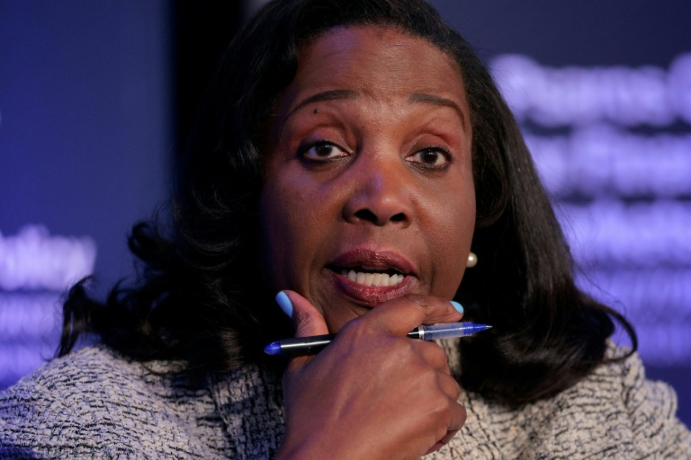 La gouverneure de la Fed Lisa Cook à la sortie de l'audience devant la Cour suprême, le 21 janvier 2026 © Brendan SMIALOWSKI