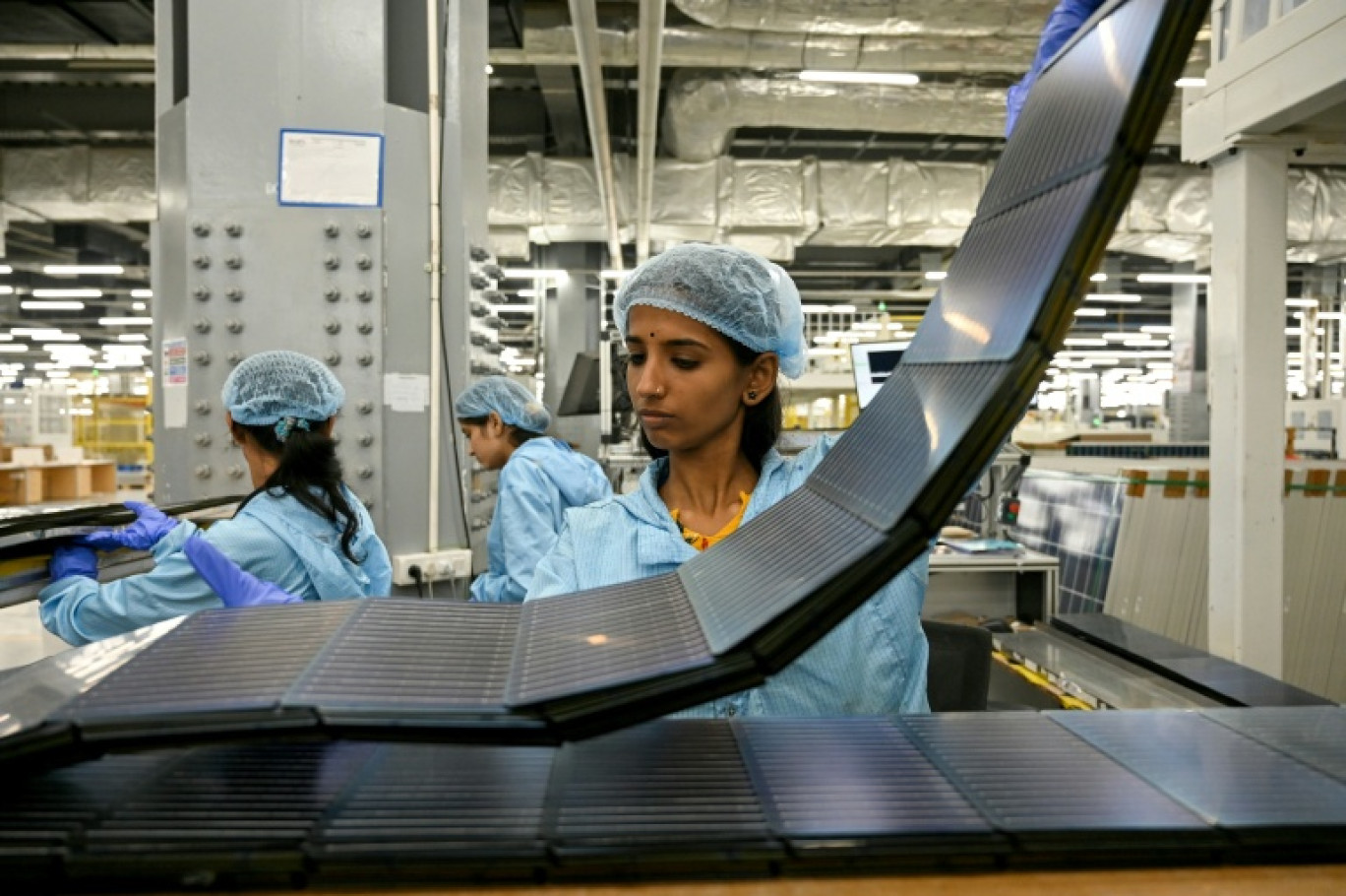 Des employés dans une usine de panneaux solaires du groupe Adani à Mundra, dans l'ouest de l'Inde, le 5 novembre 2025 © Shammi MEHRA