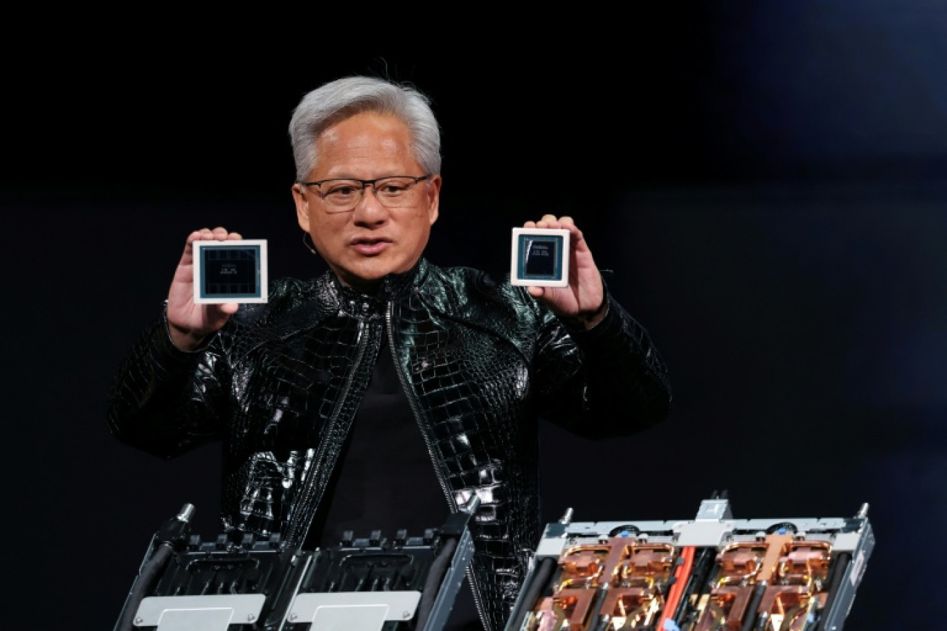 Le Pdg de Nvidia Jensen Huang présente les nouveaux processeurs Rubin et Vera produits par son entreprise le 5 janvier 2026 à Las Vegas © Patrick T. Fallon