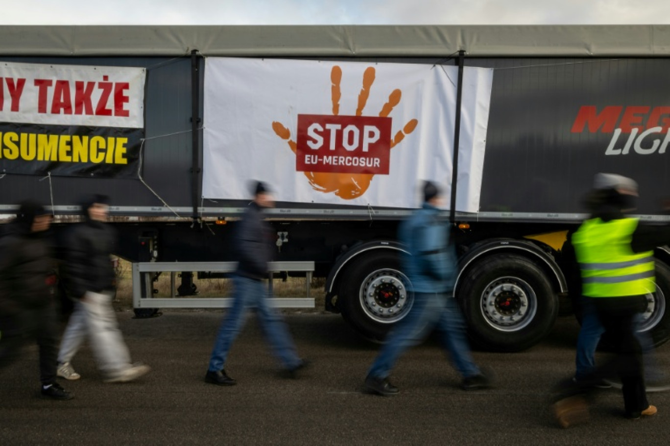 Une manifestation contre l'accord entre l'UE et le Mercosur, à Wiskitki, en Pologne ,le 30 décembre 2025 © Wojtek RADWANSKI