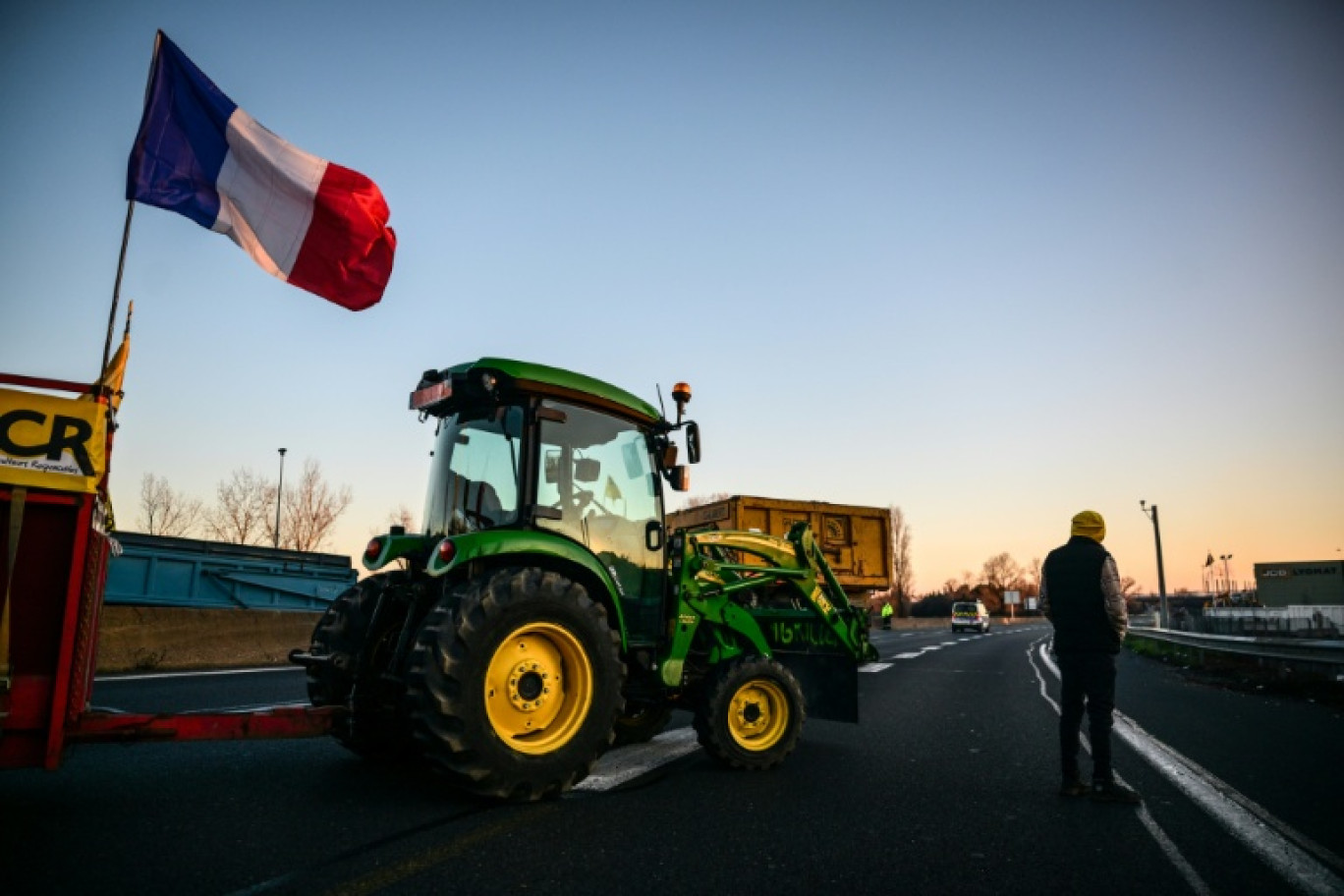 Des tracteurs sont garés devant l'Arc de Triomphe lors d'une manifestation d'agriculteurs, le 8 janvier 2026 à Paris © Thomas SAMSON