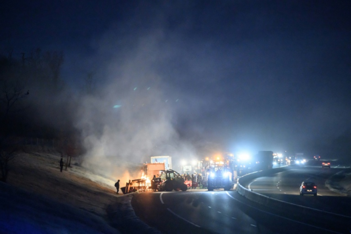 Des gendarmes bloquent un convoi d'agriculteurs près de Toulouse, le 7 janvier 2026 © Ed JONES