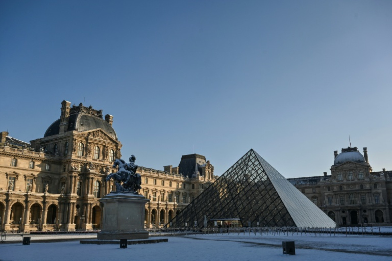 Le musée du Louvre et la pyramide conçue par l'architecte sino-américain Ieoh Ming Pei, le 6 janvier 2026 à Paris © Christophe DELATTRE