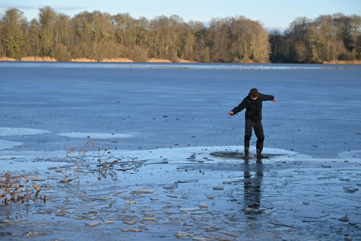 Un jeune garçon tente de marcher sur un lac gelé à Hede-Bazouges (Ille-et-Villaine), mardi 6 janvier 2026 © Damien MEYER