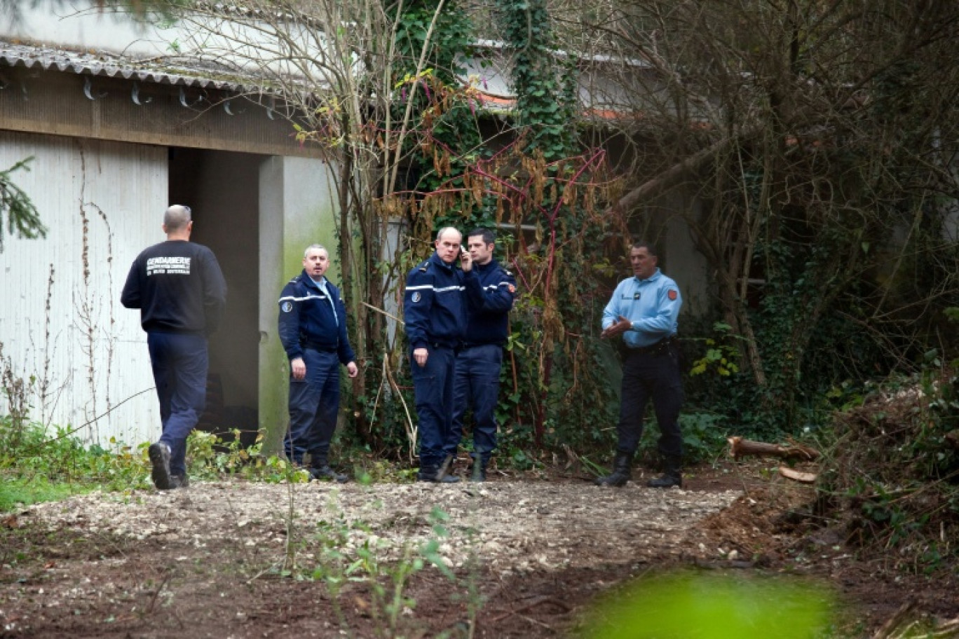 Des gendarmes enquêtent près d'une maison abandonnée, le 23 novembre 2011, à Boutiers-Saint-Trojan, en Charente, à la recherche de la famile Méchinaud, disparue depuis 1972 © PIERRE DUFFOUR
