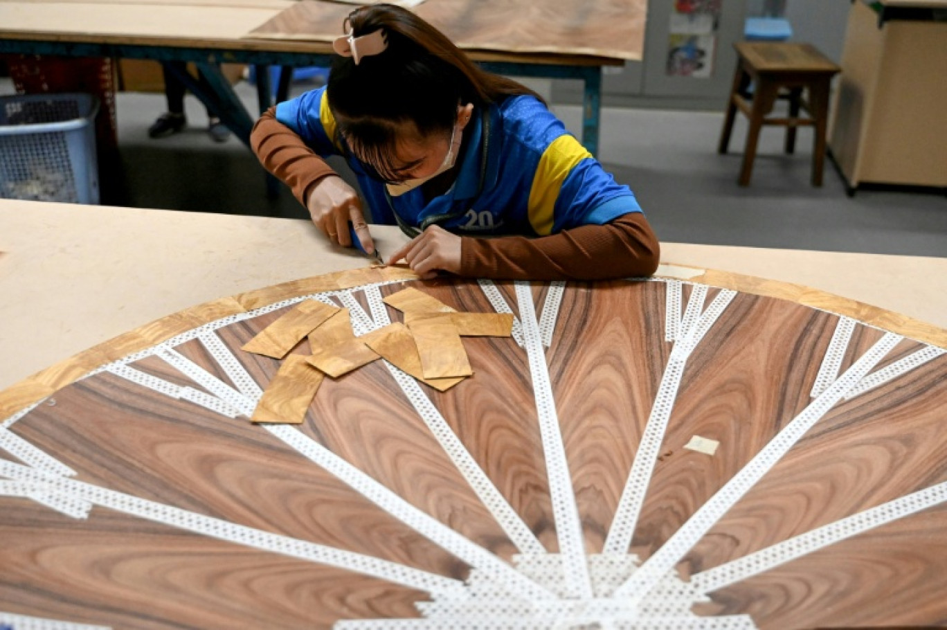 Une ouvrière de l’entreprise de mobilier Jonathan Charles le 4 novembre 2025 à Ho Chi Minh-Ville © Nhac NGUYEN