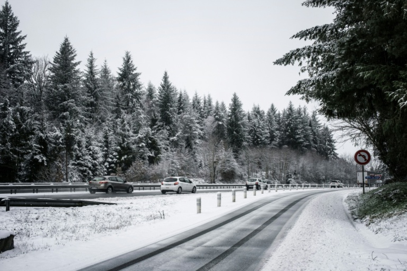 Des voitures sur l'autoroute A89 près de Thiers, dans le Puy-de-Dôme, le 10 janvier 2026 © JEFF PACHOUD