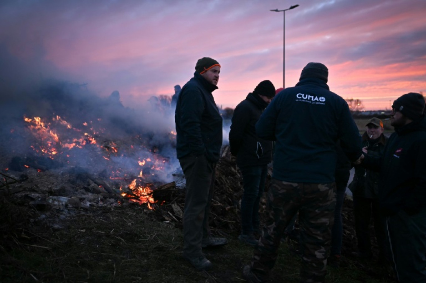 "Barrage filtrant" d'agriculteurs français à l'entrée du port du Havre, le 11 janvier 2026, afin de dénoncer l'accord de libre-échange entre l'UE et les pays du Mercosur © Lou BENOIST