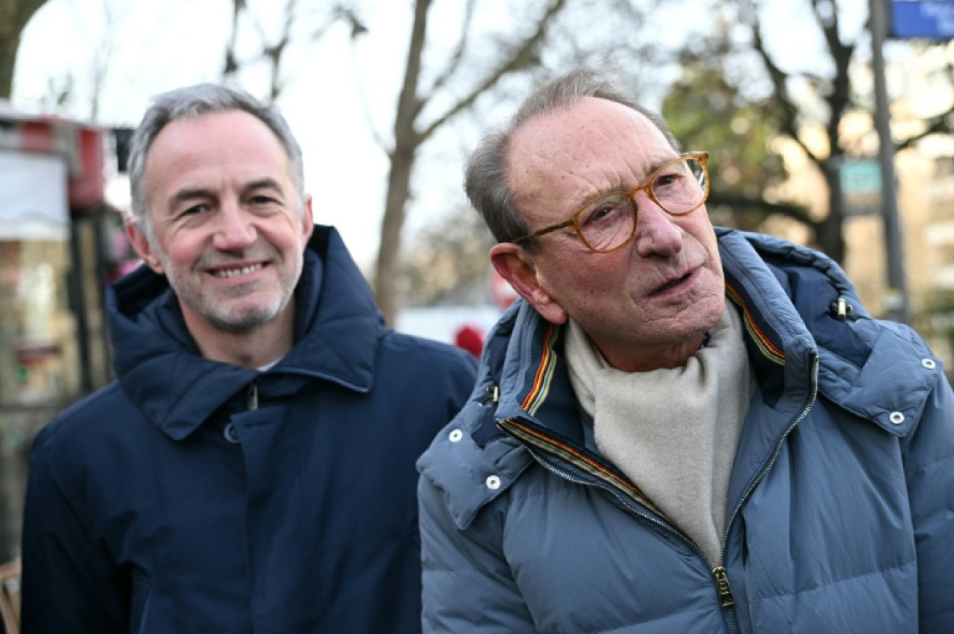 Emmanuel Grégoire (g), candidat de la gauche à la mairie de Paris, avec Bertrand Delanoë, l'ancien maire de Paris (2001-2014), à Paris, dans le 13e arrondissement, le 11 janvier 2026 © Bertrand GUAY