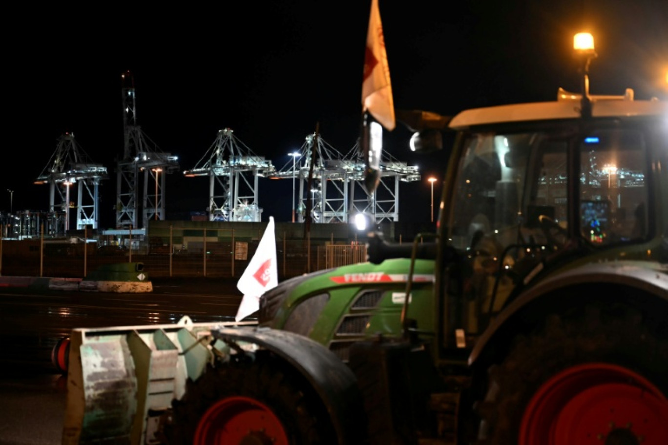 Des agriculteurs inspectent la marchandise transportée par un camion, le 12 janvier 2026 sur le port du Havre © Lou BENOIST