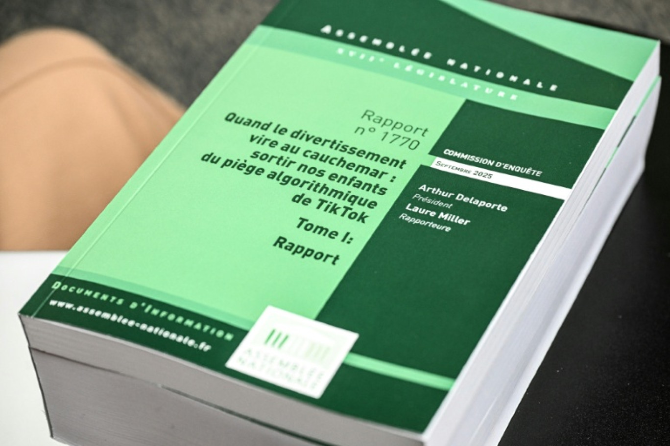 Le rapport de la commission d'enquête parlementaire sur les effets psychologiques de la plateforme de vidéos courtes TikTok sur les mineurs présenté à l'Assemblée nationale, le 11 septembre 2025 à Paris © Bertrand GUAY