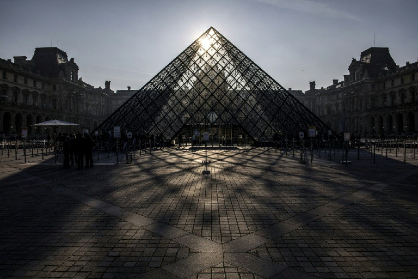 Le musée du Louvre et la pyramide conçue par l'architecte sino-américain Ieoh Ming Pei, le 22 mars 2019 à Paris © Christophe ARCHAMBAULT