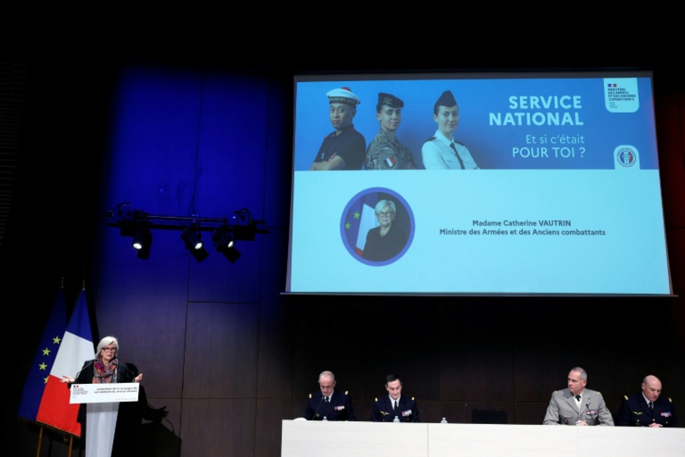 La ministre des Armées, Catherine Vautrin (g), lors d'une conférence de presse à l'occasion du lancement de la campagne nationale de recrutement pour le nouveau service militaire national, le 12 janvier 2026 à Paris © Thomas SAMSON