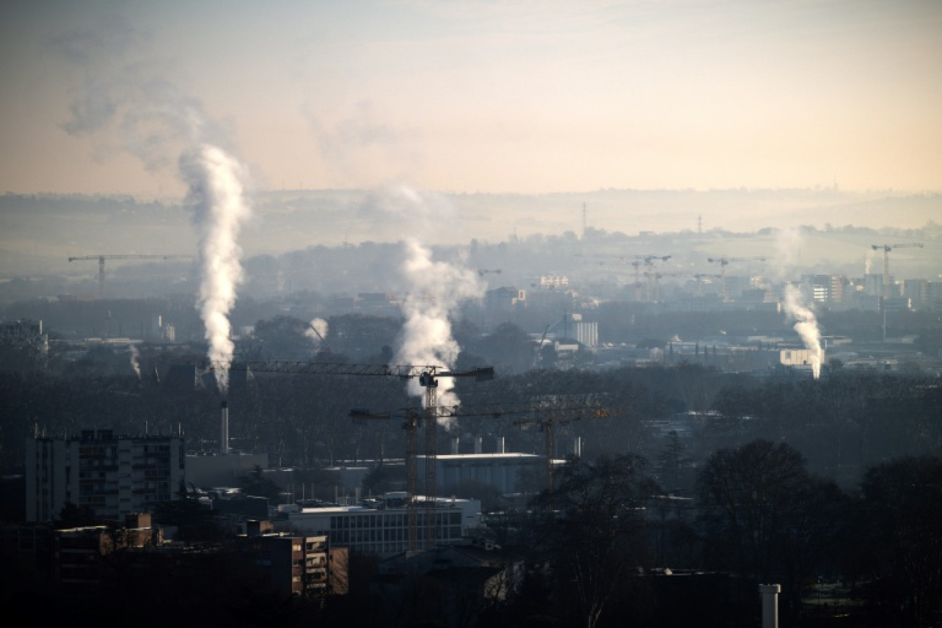 De la fumée s'échappent des cheminées industrielles à Toulouse, le 14 janvier 2025 © Lionel BONAVENTURE