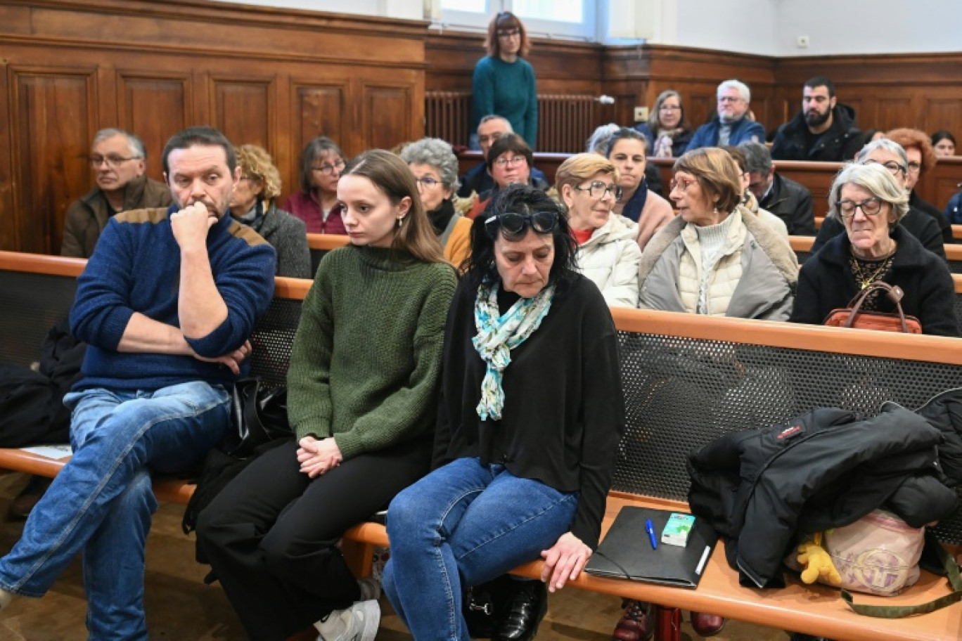 Chloé P. (c), entourée de ses parents, attend le début du procès de son ex-compagnon Marvin J. pour tentative de meurtre aggravé en 2022,  devant les assises du Loir-et-Cher, le 15 janvier 2026 à Blois © JEAN-FRANCOIS MONIER