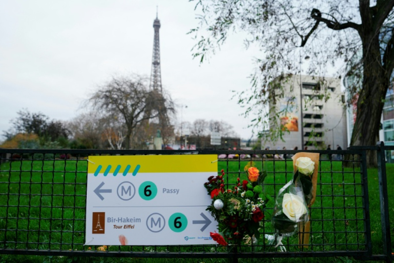 Des fleurs déposées sur une barrière près de la tour Eiffel le 3 décembre 2023 après l'attaque au couteau qui a coûté la vie à un touriste, à Paris © Dimitar DILKOFF