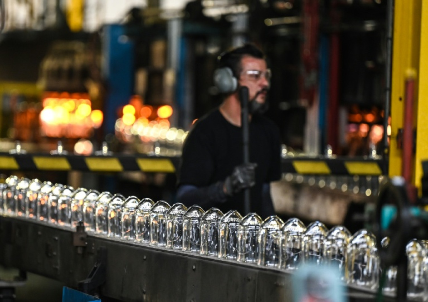 Un employé travaille sur une chaîne de production del'usine de l'entreprise de verrerie Arc France, le 13 septembre 2022 à Arques, dans le Pas-de-Calais © Denis Charlet