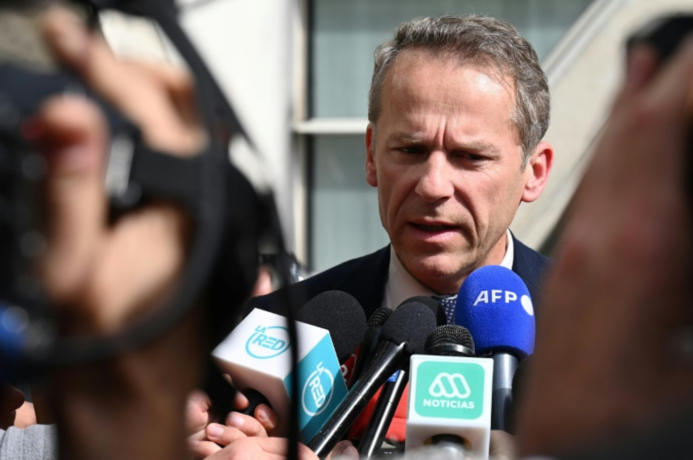 L'actuel procureur de Grenoble, Etienne Manteaux, devant la presse le 12 avril 2022 à Besançon © SEBASTIEN BOZON