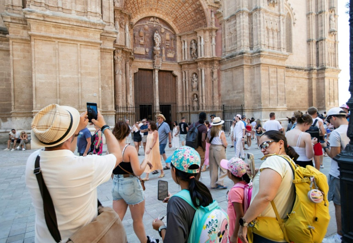 Des touristes visitent la cathédrale de Palma de Majorque, le 1er août 2025 aux Baléares, en Espagne © JAIME REINA