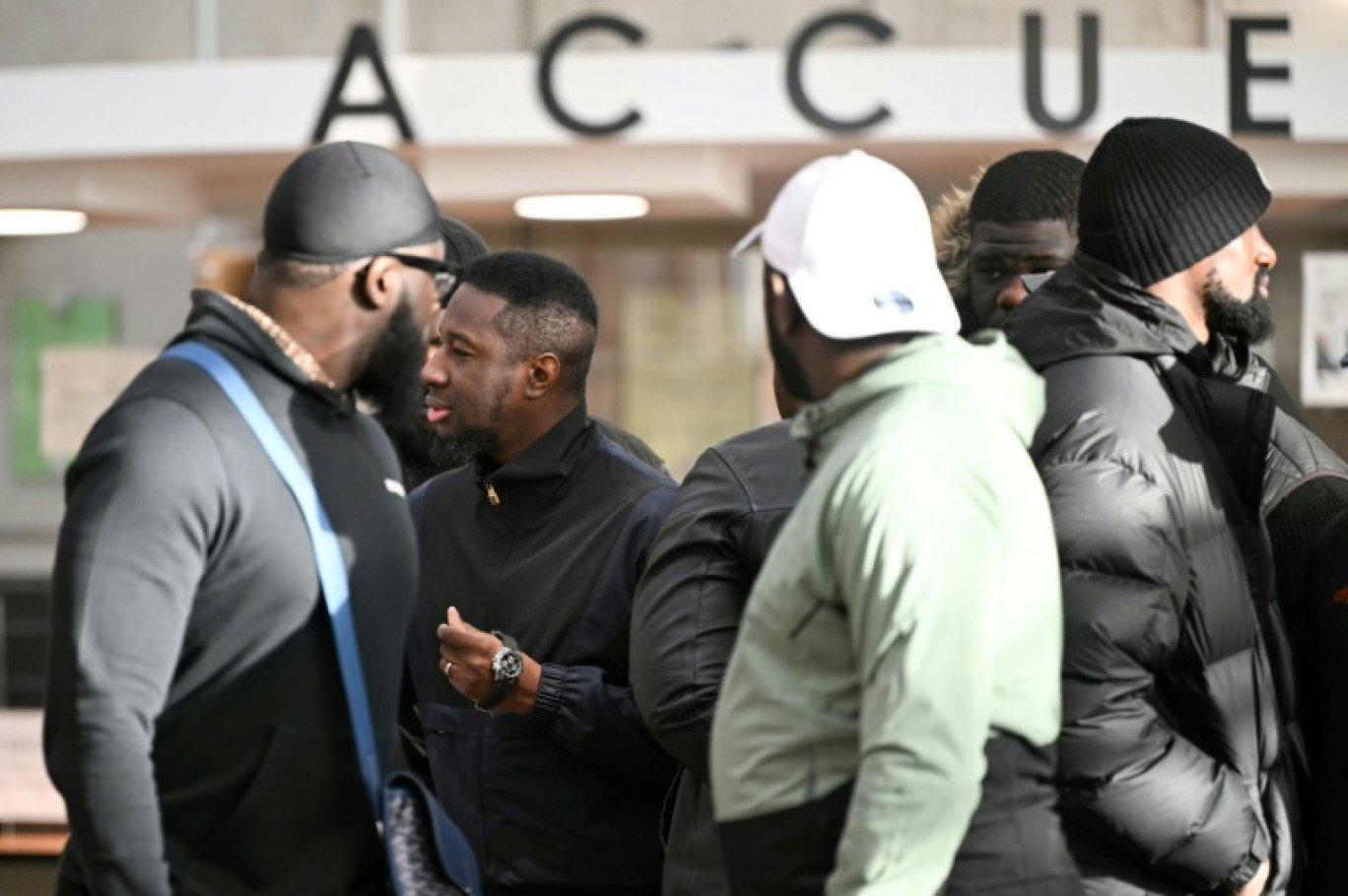 Le producteur de rap français Babiry Sacko, alias Babs (C), arrive au tribunal de Bobigny pour assister à son procès pour violences en bande organisée et cyberharcèlement, à Bobigny, en banlieue parisienne, le 15 janvier 2026 © Julie SEBADELHA