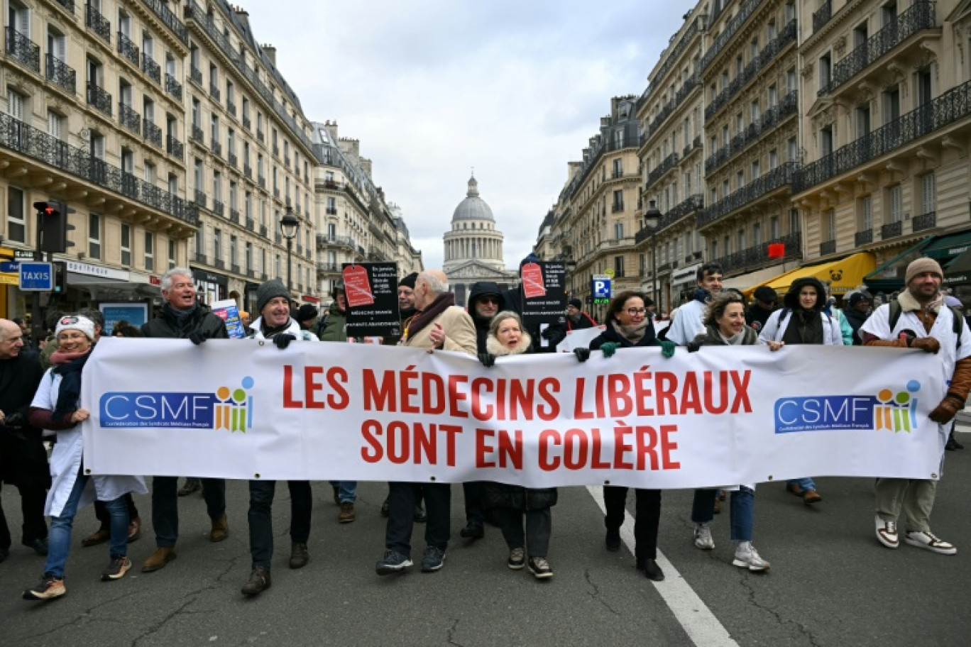 Des médecins libéraux manifestent à Paris, le 10 janvier 2026 © Bertrand GUAY