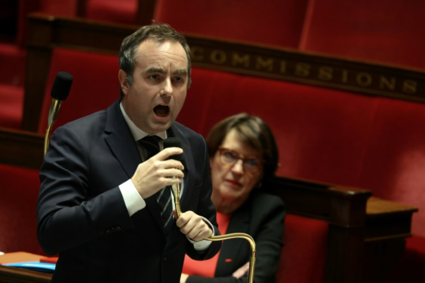 Le Premier Ministre Sébastien Lecornu, entouré de membres de son gouvernement,  sort du ministère de l'Intérieur après une réunion,  le 16 janvier 2026 à Paris © Thomas SAMSON