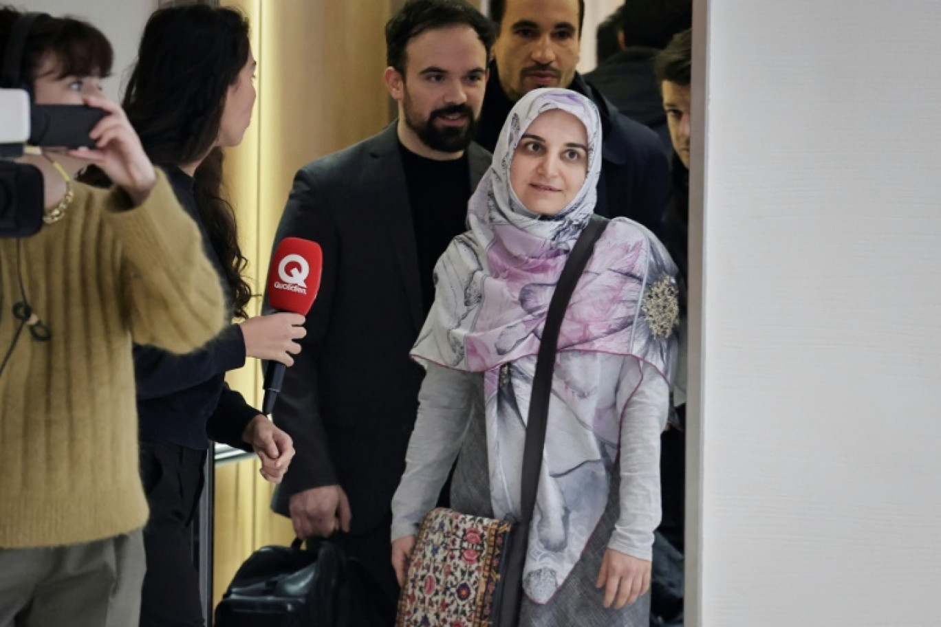 L'Iranienne Mahdieh Esfandiari accompagnée de ses avocats Antoine Pastor (G) et Nabil Boudi (derrière) au tribunal de Paris le 13 janvier 2026 © STEPHANE DE SAKUTIN