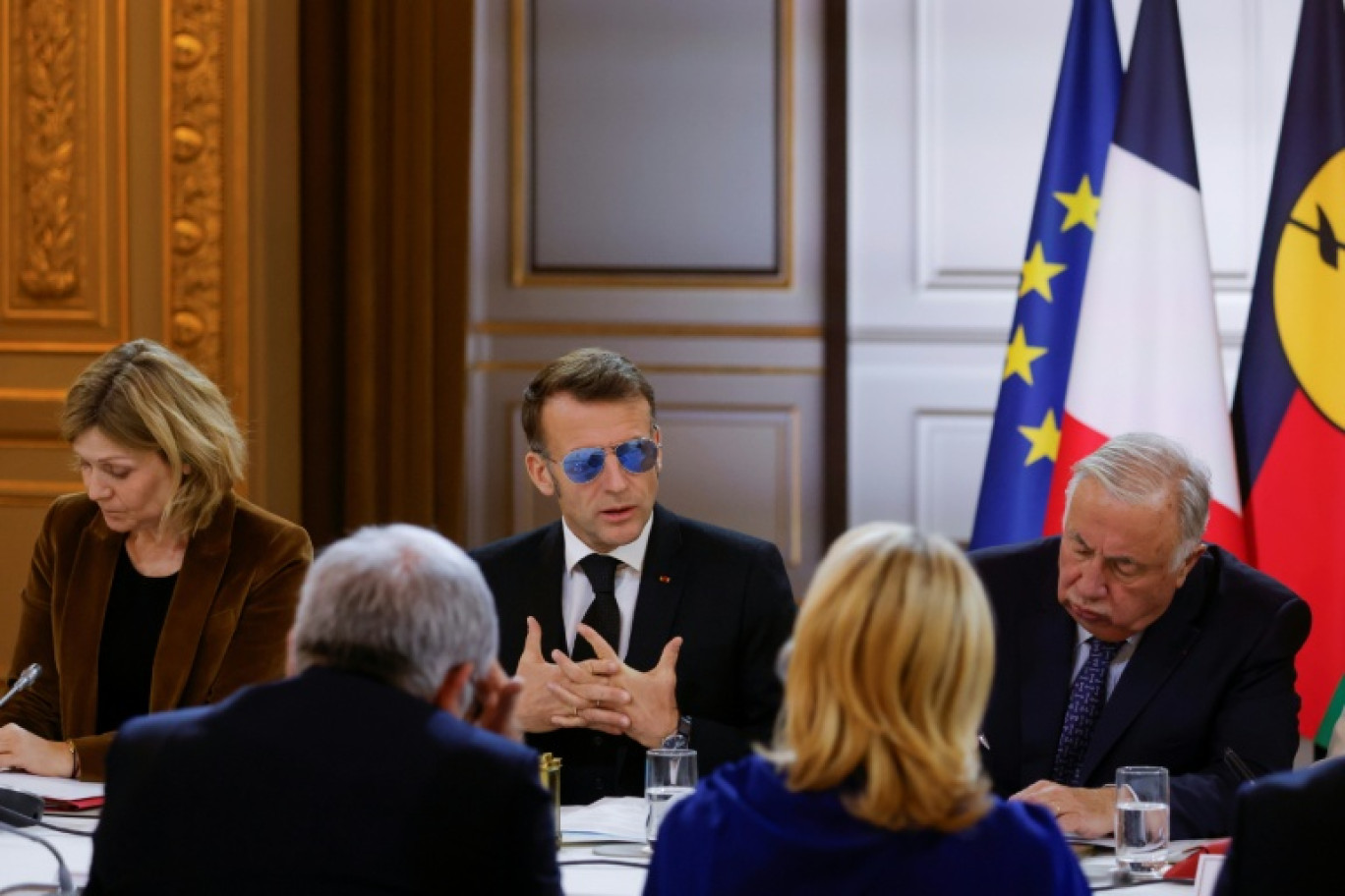 Le président français Emmanuel Macron, au centre, avec à sa gauche la présidente de l'Assemblée nationale Yaël Braun-Pivet et à sa droite le président du Sénat Gérard Larcher, à l'Elysée le 16 janvier 2026, à Paris © Yoan VALAT