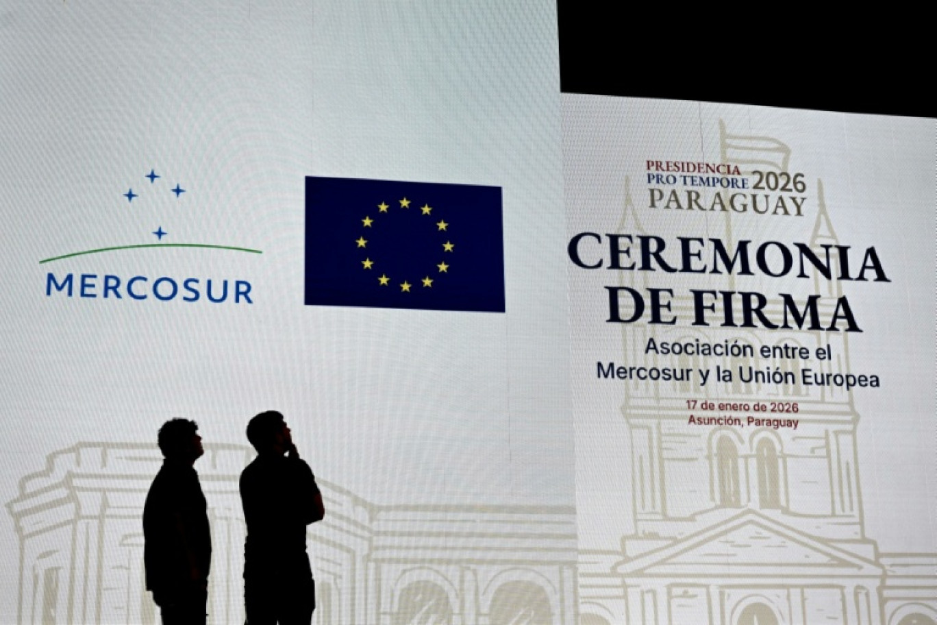Des ouvriers installent la scène pour la cérémonie de signature de l’accord entre l’Union européenne et le Mercosur au Gran Teatro José Asunción Flores de la Banque centrale du Paraguay, à Asuncion, le 16 janvier 2026. © Luis ROBAYO